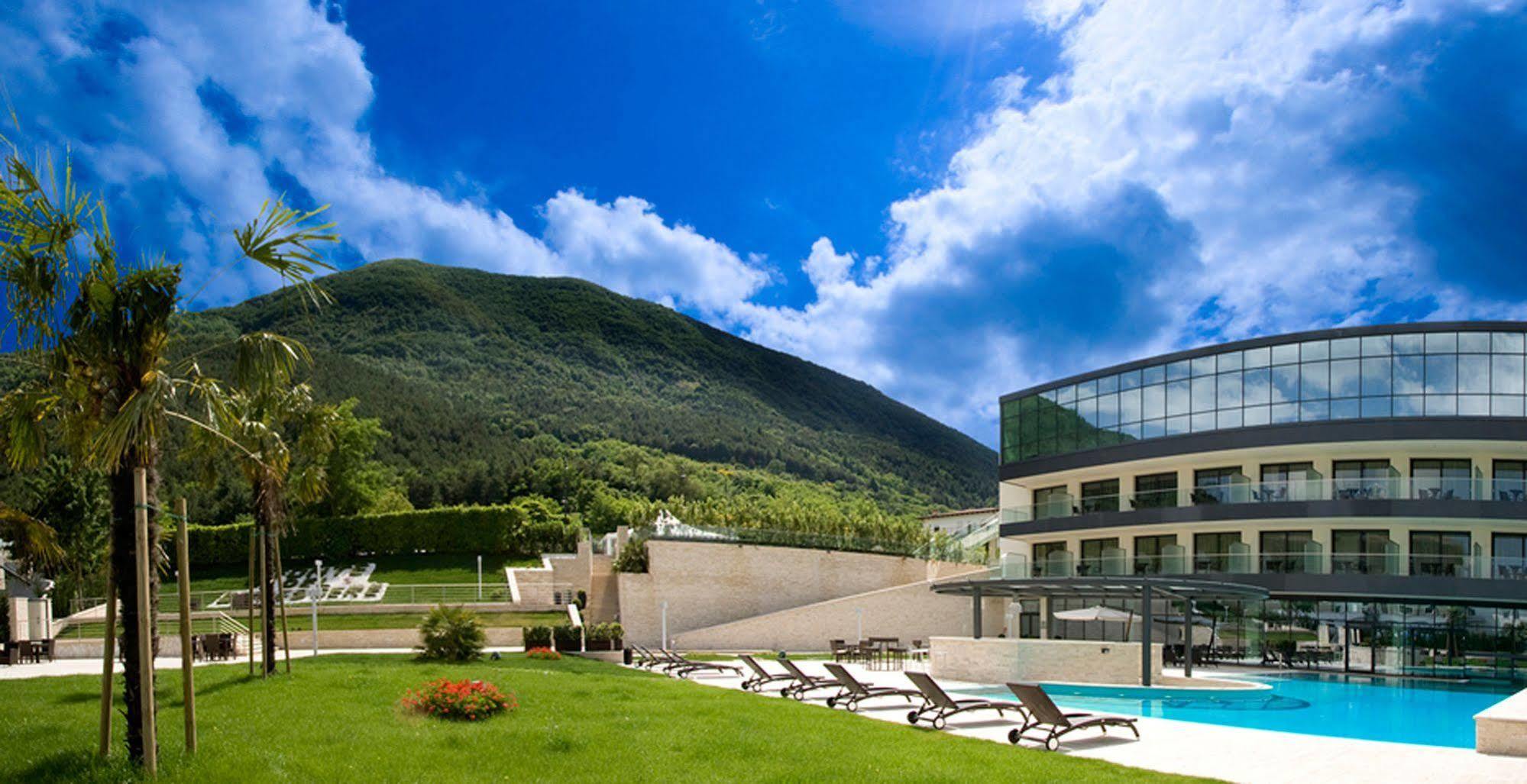 Fonte Del Benessere Resort カステルペトローゾ エクステリア 写真